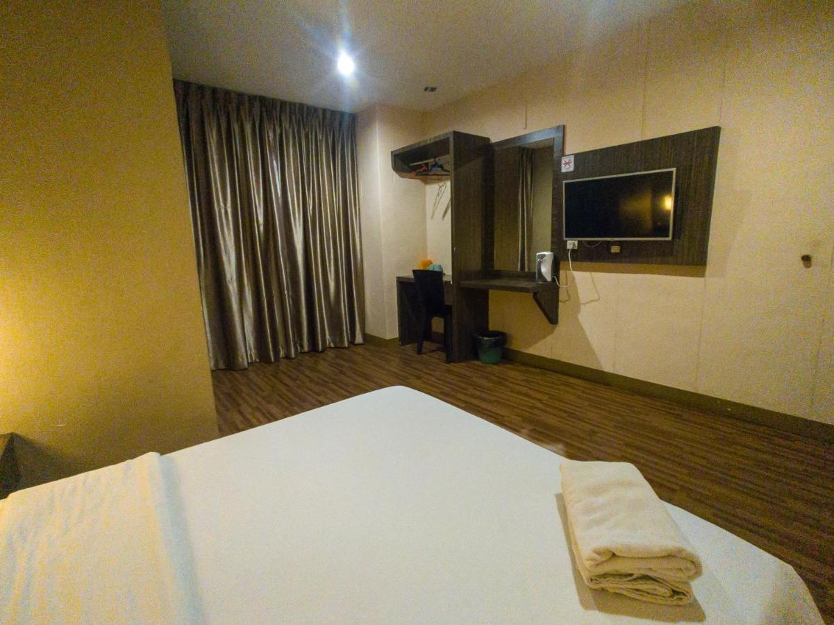 V Hotel Johor Bahru Esterno foto