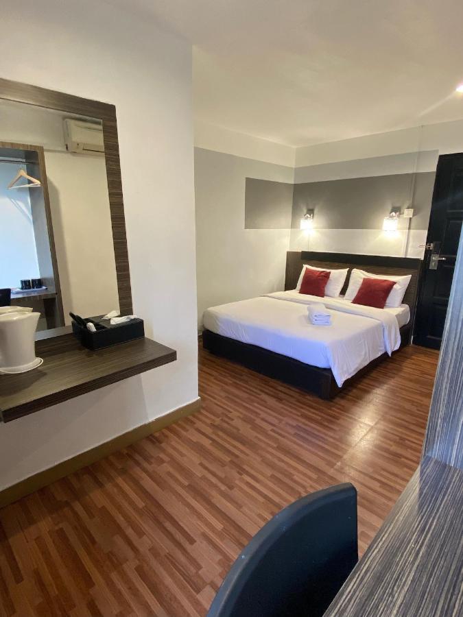V Hotel Johor Bahru Esterno foto