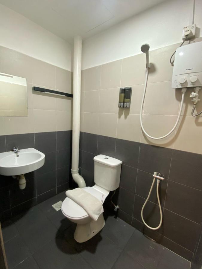 V Hotel Johor Bahru Esterno foto