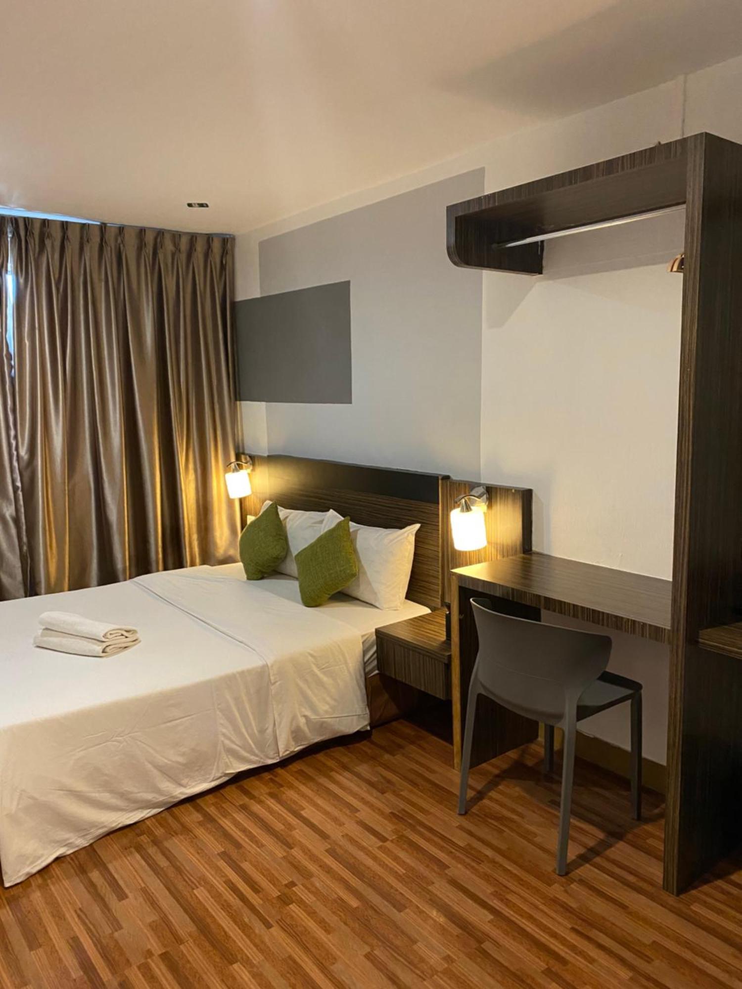 V Hotel Johor Bahru Esterno foto